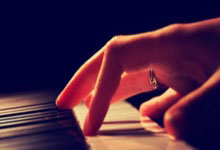 国足边路包夹断球,韦世豪尝试突破被断下.